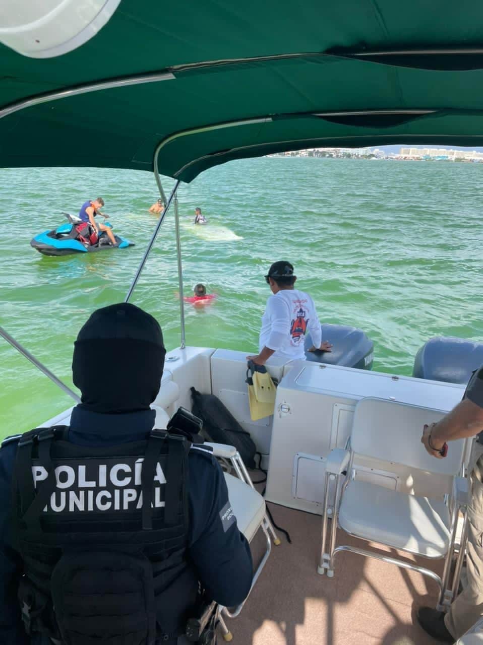 Avioneta se desploma en laguna de zona hotelera de Cancún, reportan un muerto