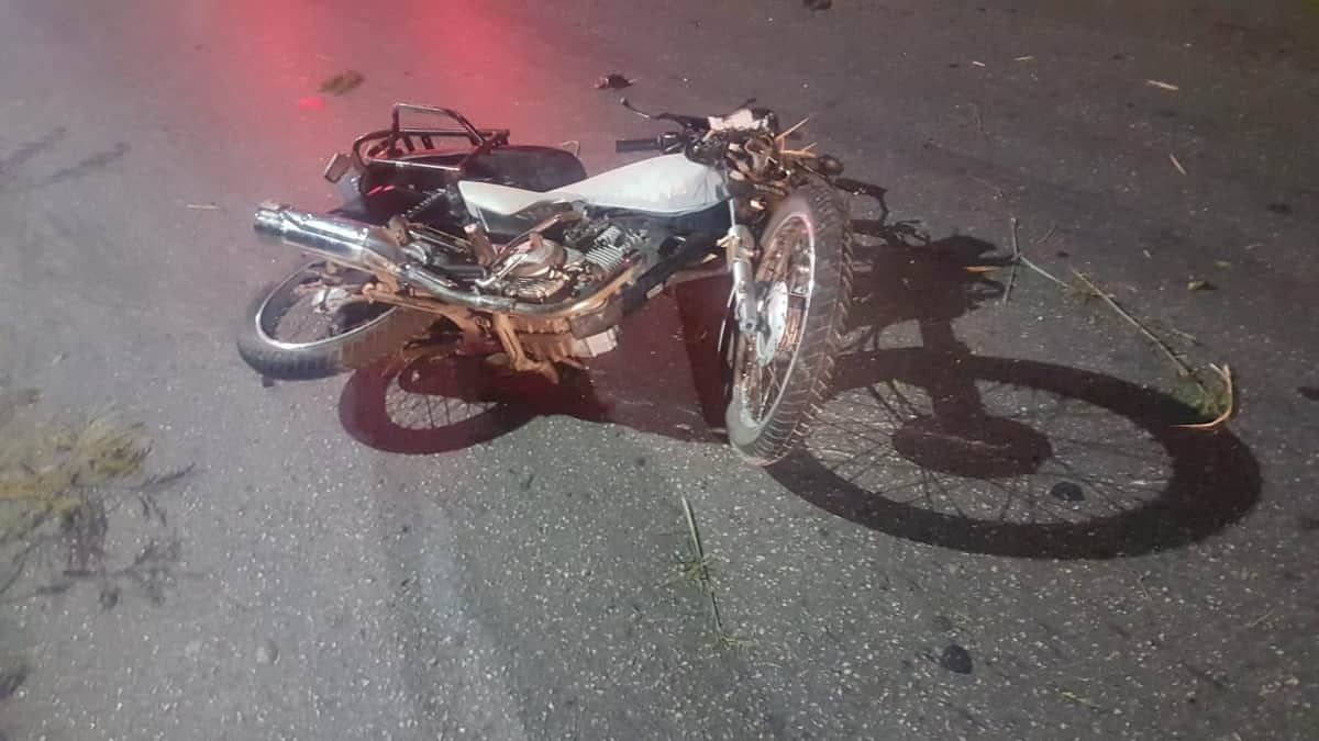 Motociclista impacta contra un poste en el Arco Vial y pierde la vida