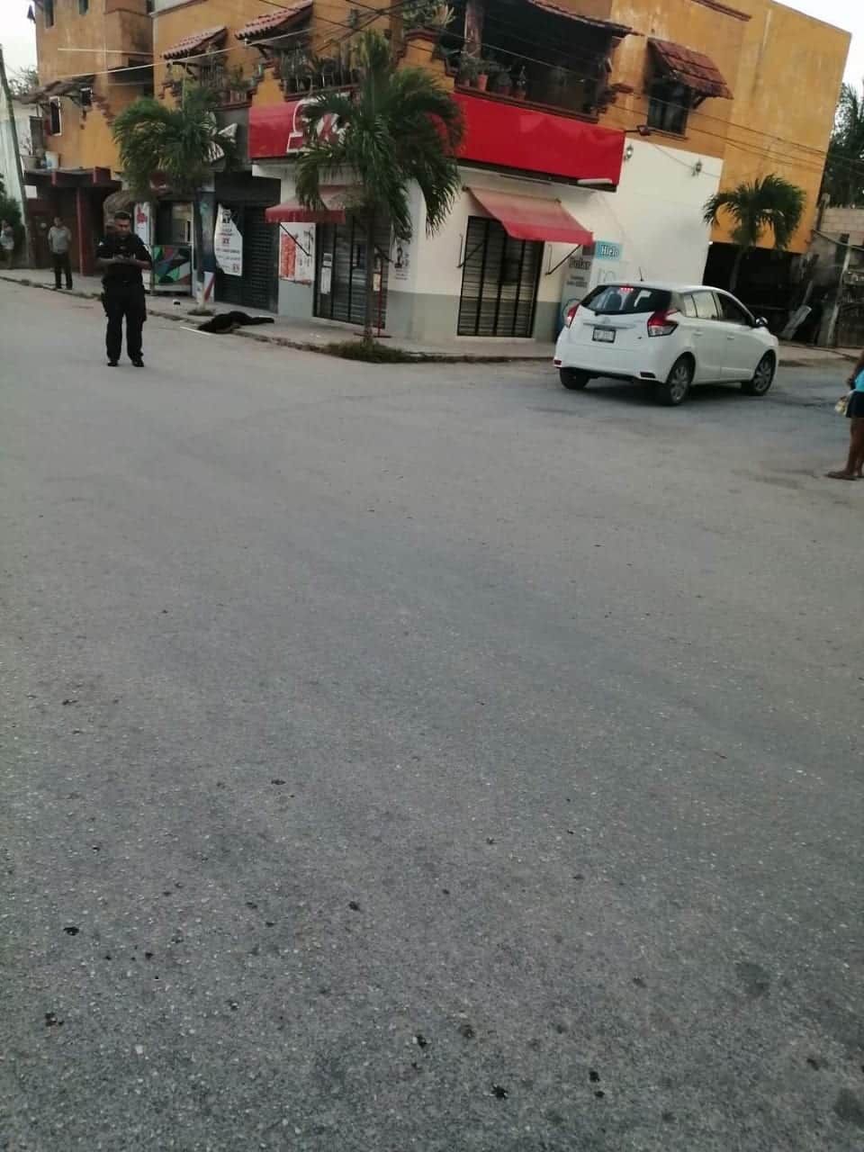 Asesinan de varios disparos a sujeto afuera de expendio de cervezas en Bonfil