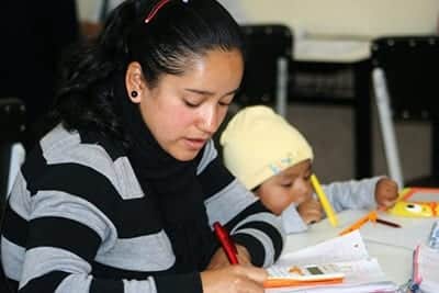 Lanza Conacyt beca para madres solteras de hasta 4 mil pesos; estos son los requisitos