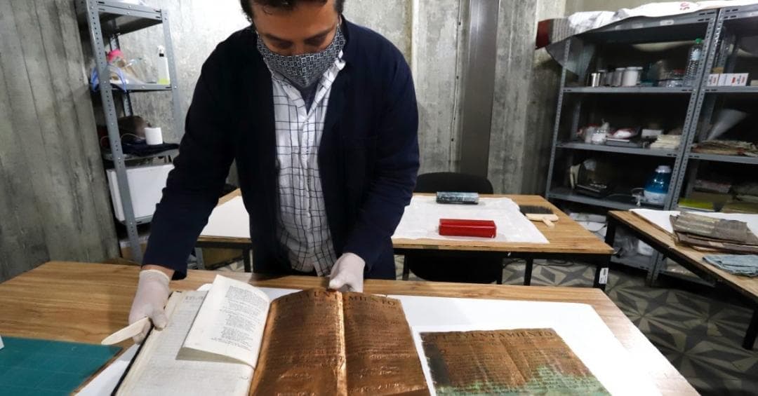 Encuentran antiguos documentos en hojas de oro en archivo de Puebla