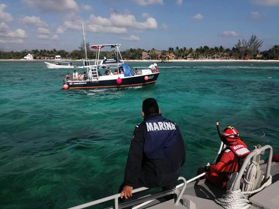 Armada de México rescata a 14 personas a la deriva en aguas de Cozumel