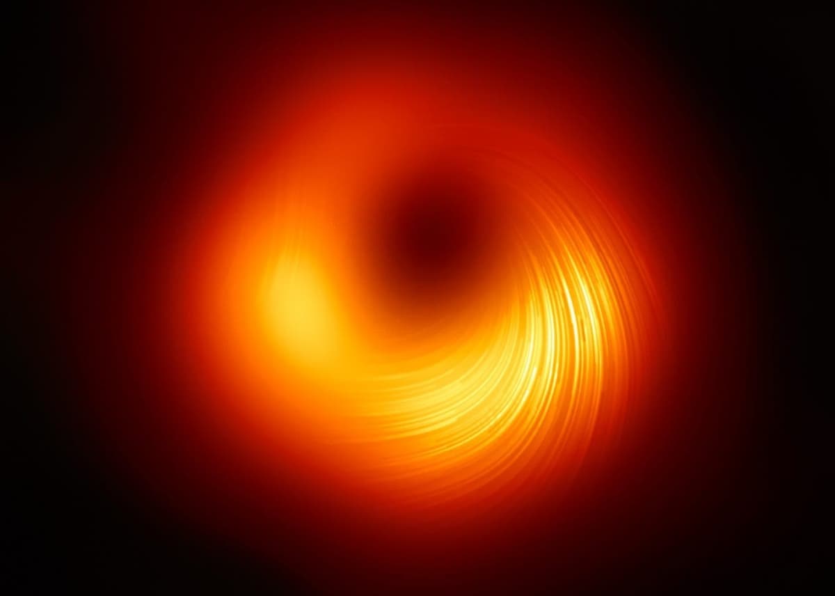 ¡Histórico! Observan por primera vez los campos magnéticos en el borde de un agujero negro