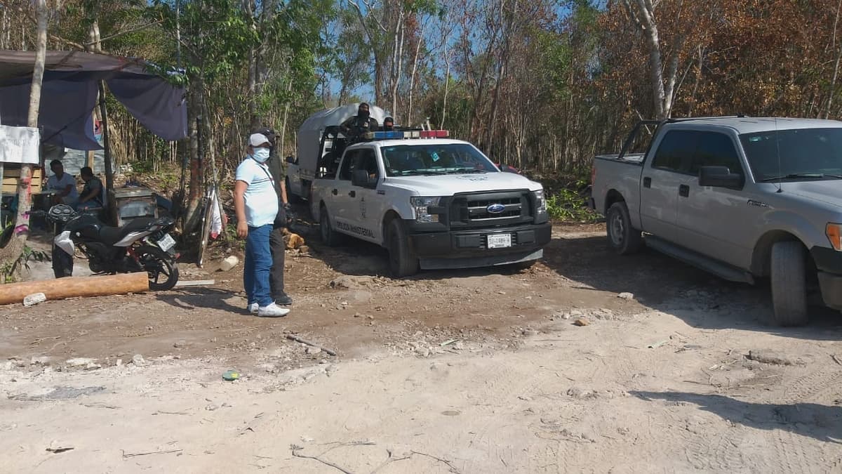 Aseguran camionetas de lujo en zona de invasión de Cancún