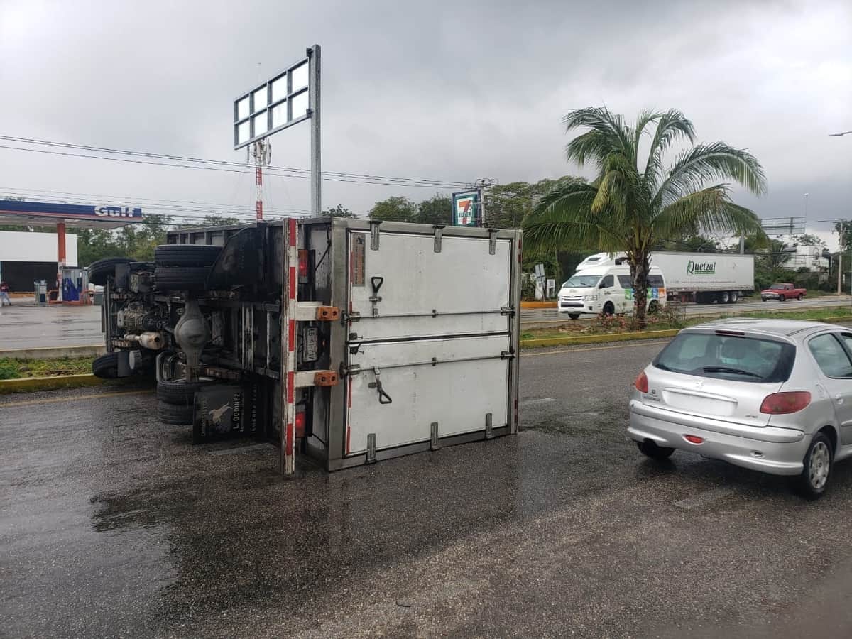 Volcadura de un camión de carga afecta el tránsito en la carretera Cancún-Puerto Morelos