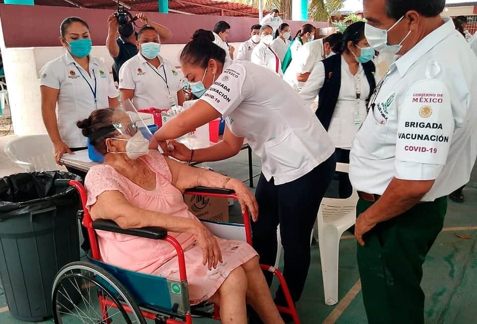 Hasta por 10 horas adultos mayores formaron fila para ser vacunados contra Covid-19 en Chetumal