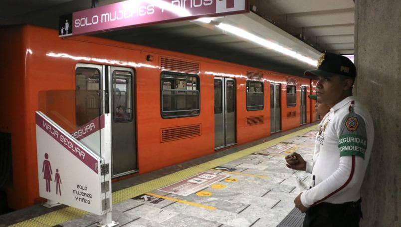 Mujer trans es discriminada en el Metro de CDMX; le piden bajarse del vagón exclusivo