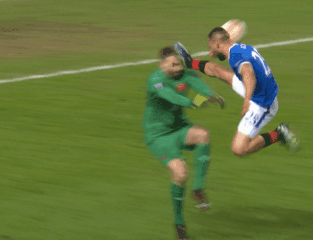 Kemar Roofe fue expulsado después de una entrada peligrosa sobre el portero Slavia Praga