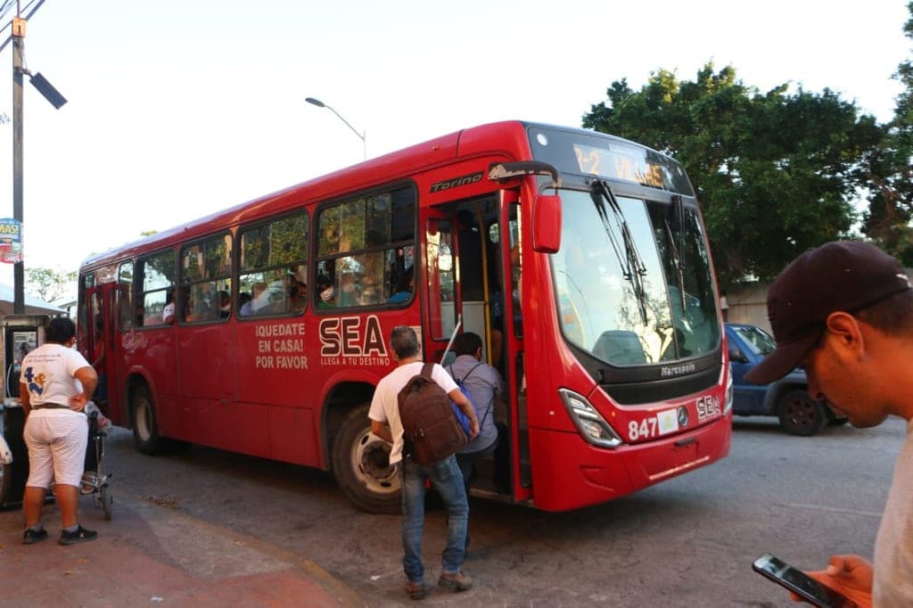 Pese a sanciones, 'abarrotan' transporte público de Cancún