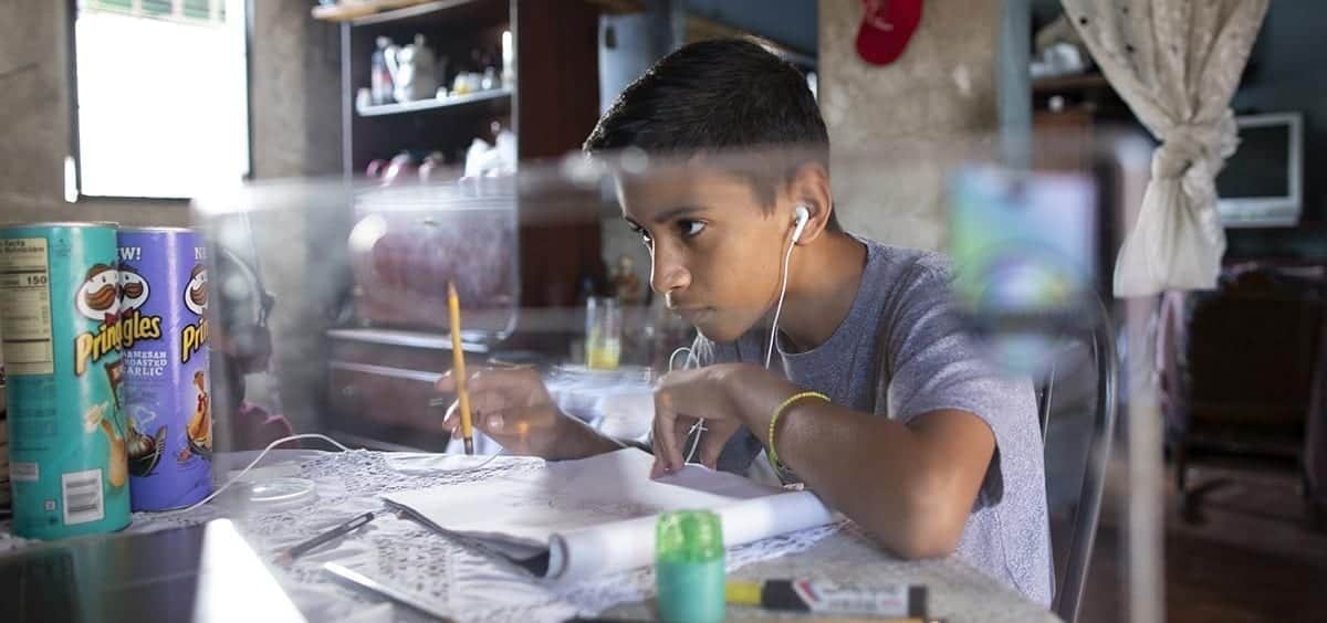 Niño vende dibujos para que su mamá no salga y no se enferme de covid