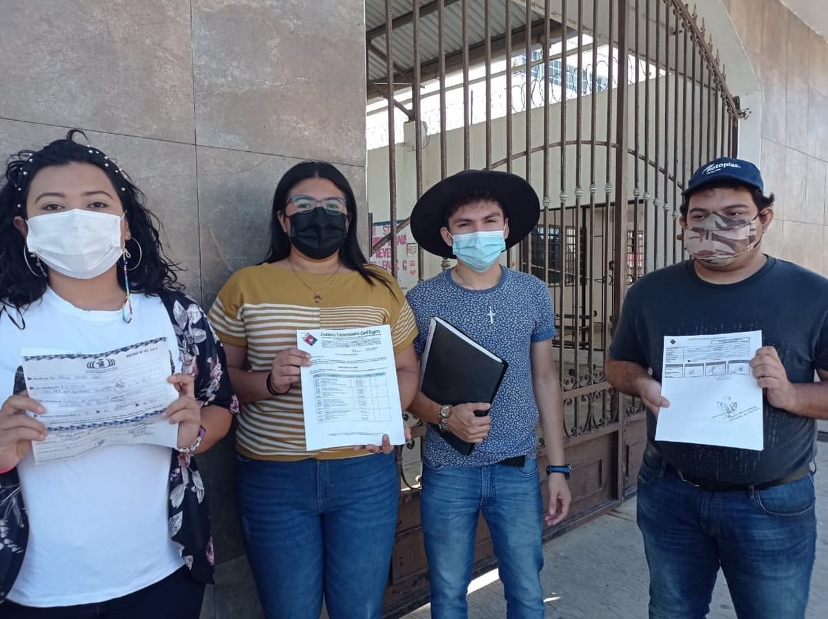 Egresados se manifiestan en rueda de prensa tras el retraso de los títulos universitarios