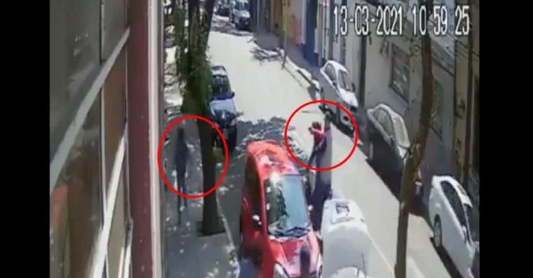 Video: Joven esquiva un ataque a balazos en calles de la Cdmx