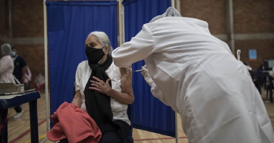 Video: Sorprende a enfermera aplicando vacuna de Covid-19 con jeringa vacía