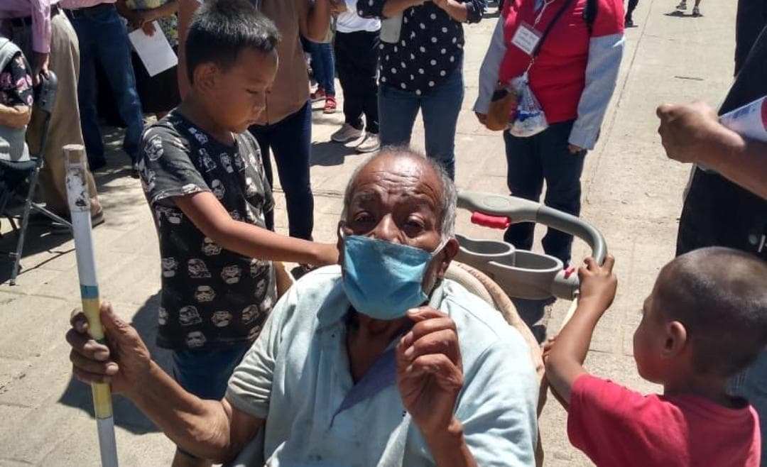 Video: Niños llevan a vacunar a su abuelito a bordo de una carriola en Oaxaca