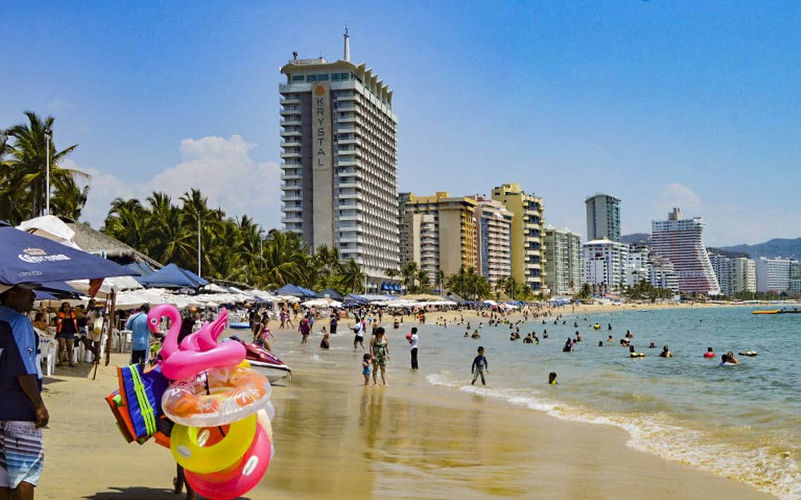 Turistas abarrotan playas de Acapulco sin sana distancia, salen cientos de personas de CDMX