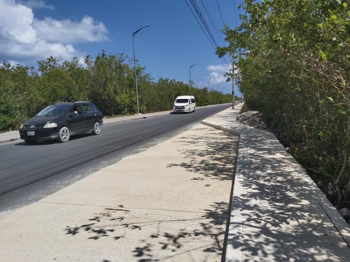 Concluyen construcción de segunda bahía de acotamiento avenida JMM en Puerto Morelos