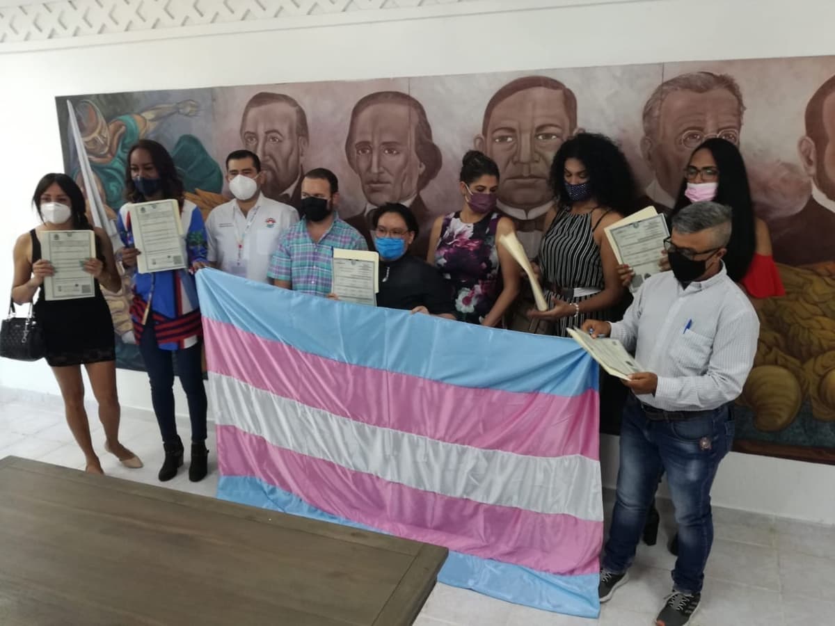 Entregan en Benito Juárez las primeras actas de cambio de identidad de género