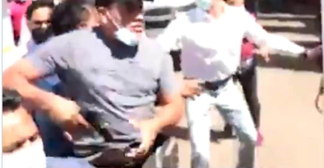 Video: Escolta encañona a alcalde durante protesta por falta de vacunas en Oaxaca