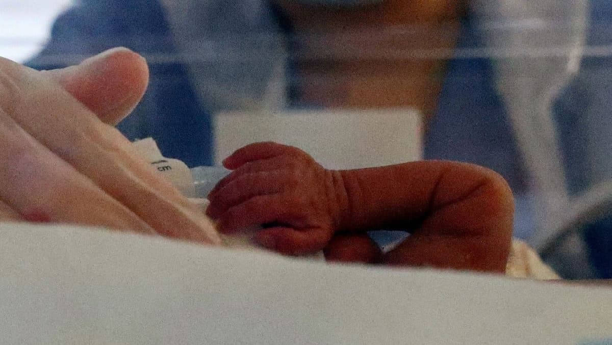 Bebé sobrevive a un accidente y se queda sin familia en el país, su caso genera conmoción