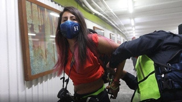 Policías golpean a fotoperiodistas en marcha del #8M2021 en CDMX