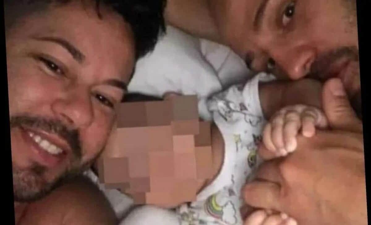 Obligan a pareja gay a devolver bebé adoptado por orden de un juez, acusan prejuicios