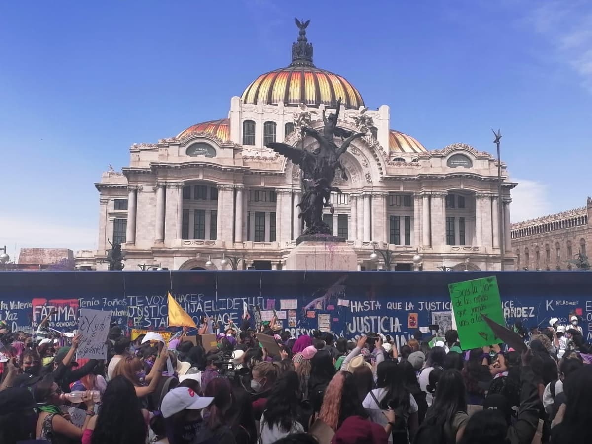 Mujeres logran tirar valla de palacio nacional en la marcha 8m