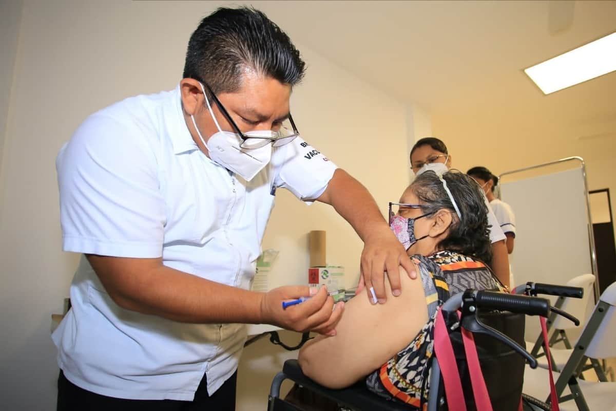 Todo un éxito, inicio de vacunación contra Covid-19 en Playa del Carmen