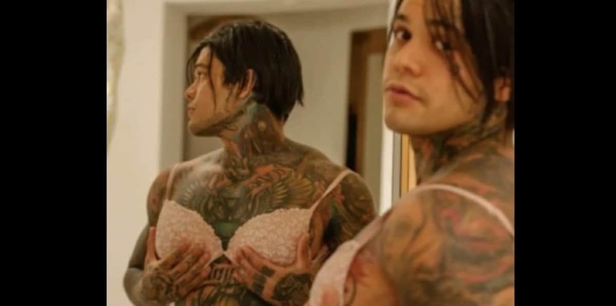 Influencer se pone implante de senos sólo para cumplir... una apuesta