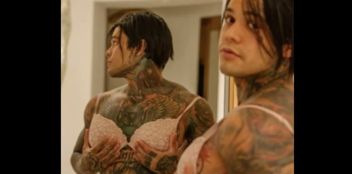 Influencer se pone implante de senos sólo para cumplir... una apuesta