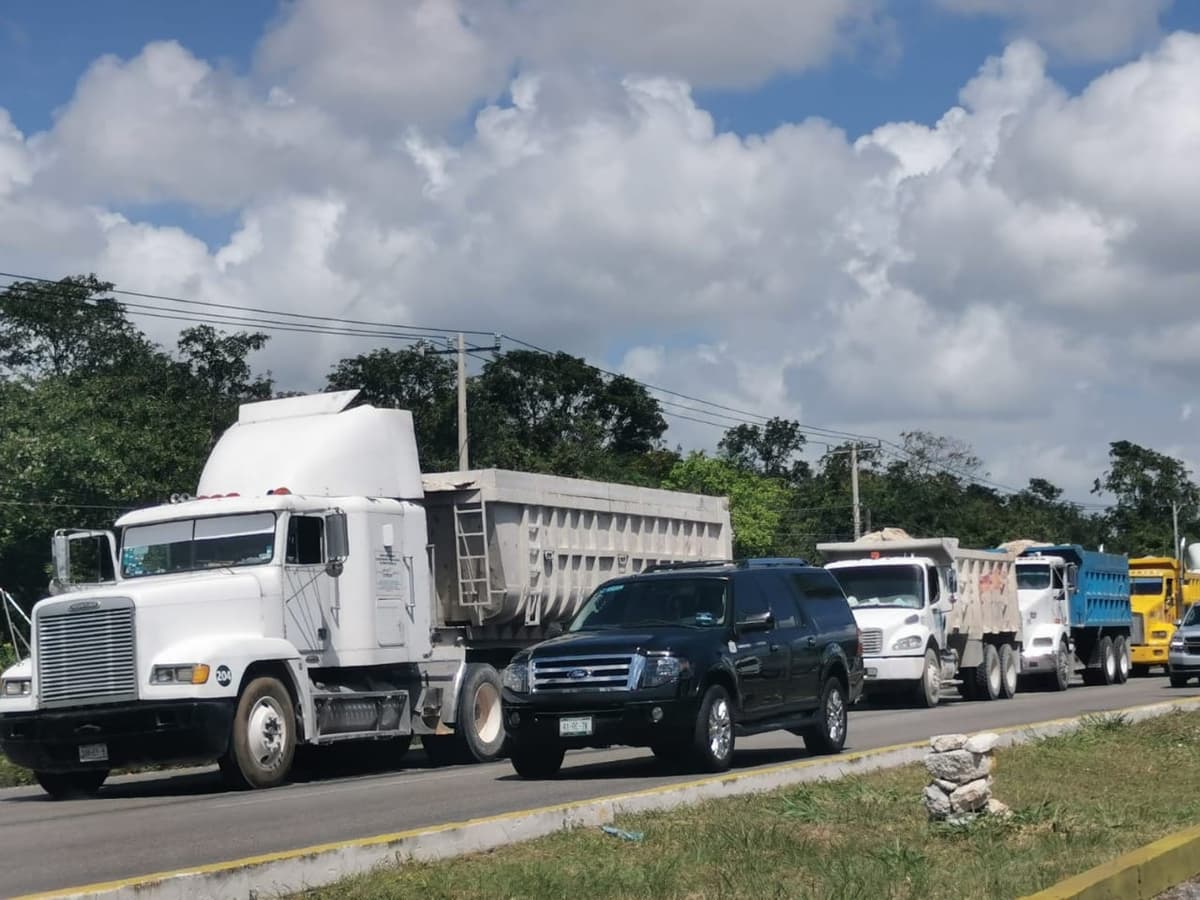Transportistas bloquean la salida a Cancún