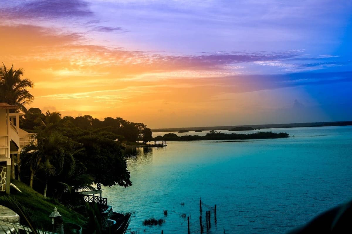 Así luce hoy la laguna de Bacalar; no será necesario desazolvarla