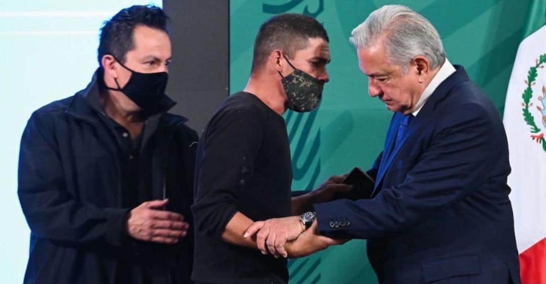 Video: Joven irrumpe en mañanera de AMLO y le pide ayuda; dice que estuvo preso