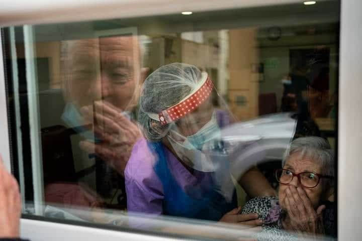 Abuelito visita asilo para ver a su esposa a través de una ventana; ella tiene Alzheimer
