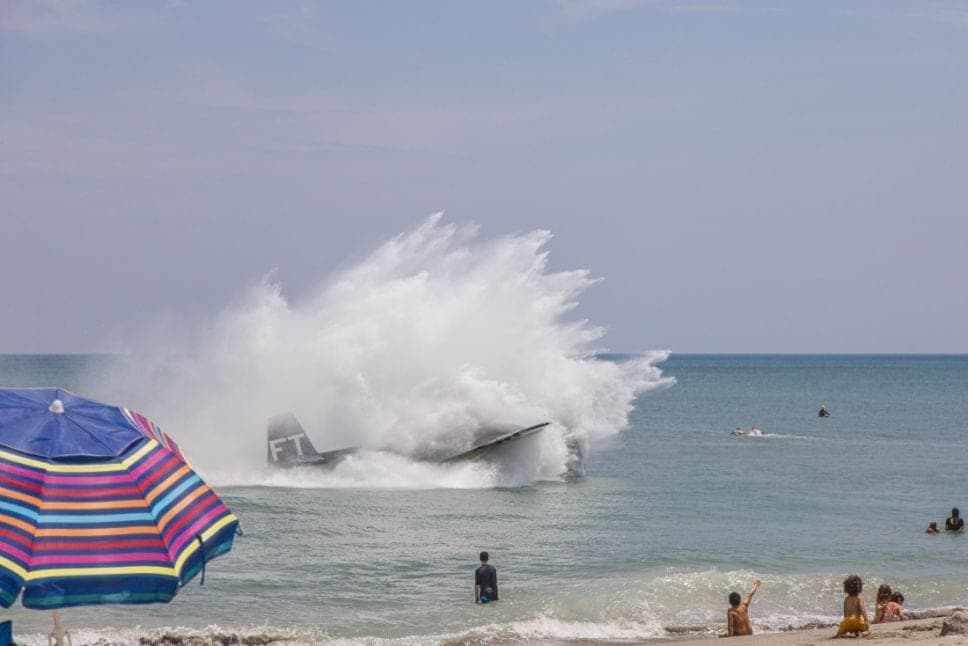 VIDEO: Avión de la Segunda Guerra Mundial aterriza en playa llena de turistas y se vuelve viral