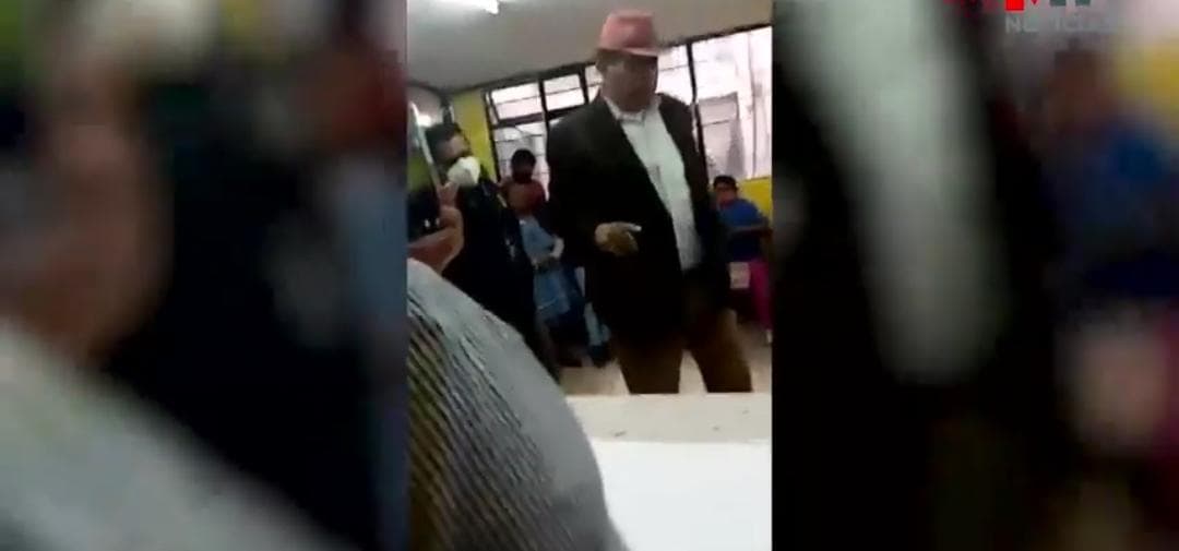 Video: Acusan a delegado de la CROC en Puebla de "ordeñar" tarjetas de madres solteras