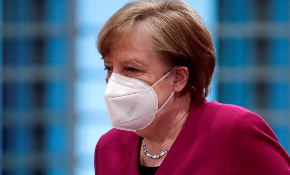 La canciller Angela Merkel recibe la primer dosis de vacuna COVID-19 de AstraZeneca