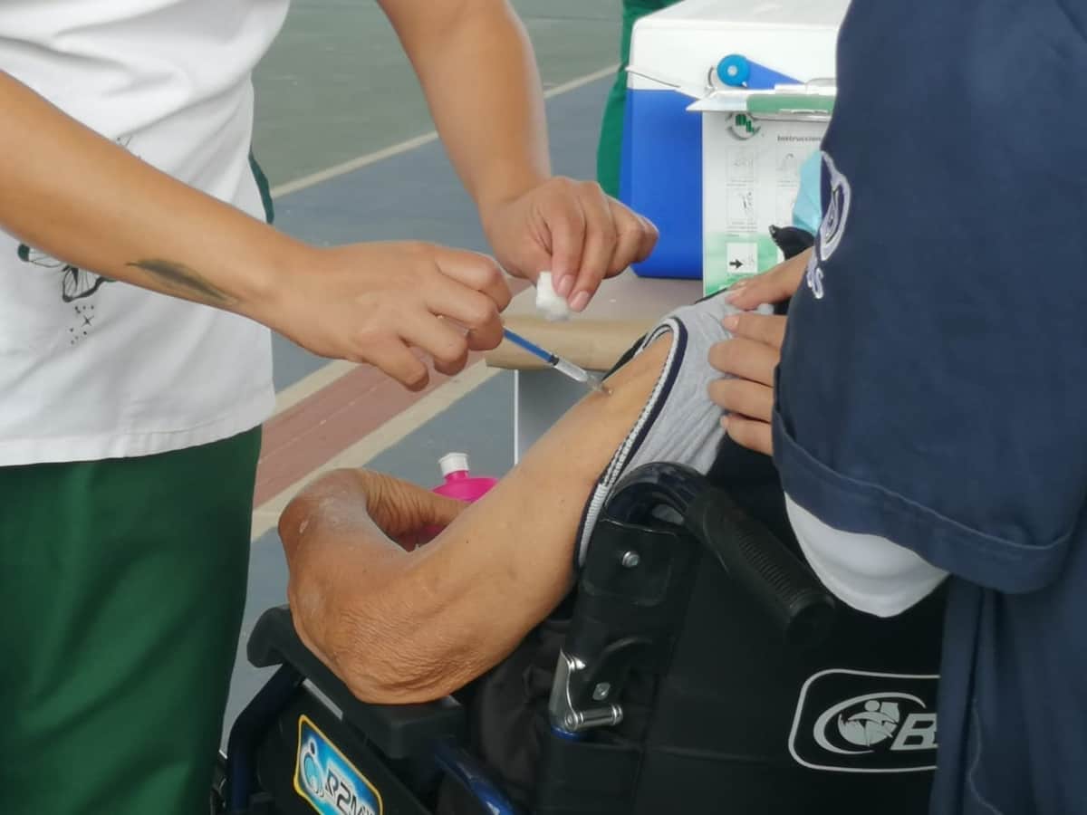 Con los 21 mdp de la consulta innecesaria, se comprarían 54 mil vacunas Covid