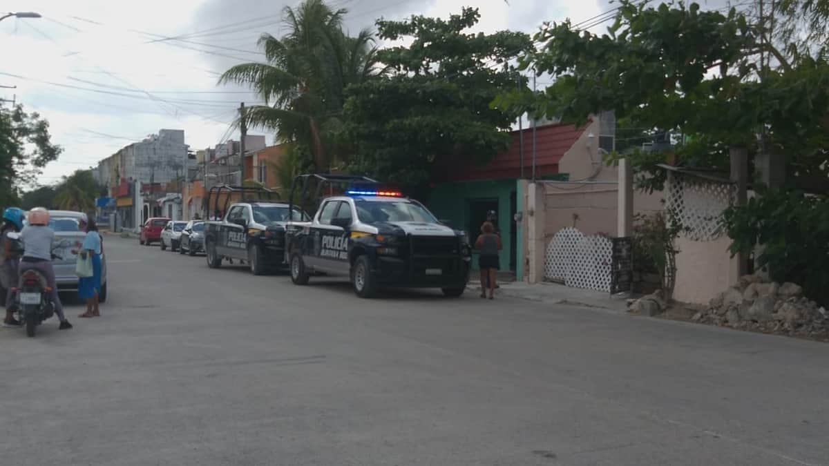 Le disparan en tres ocasiones a sujeto que caminaba por una calle de Cancún