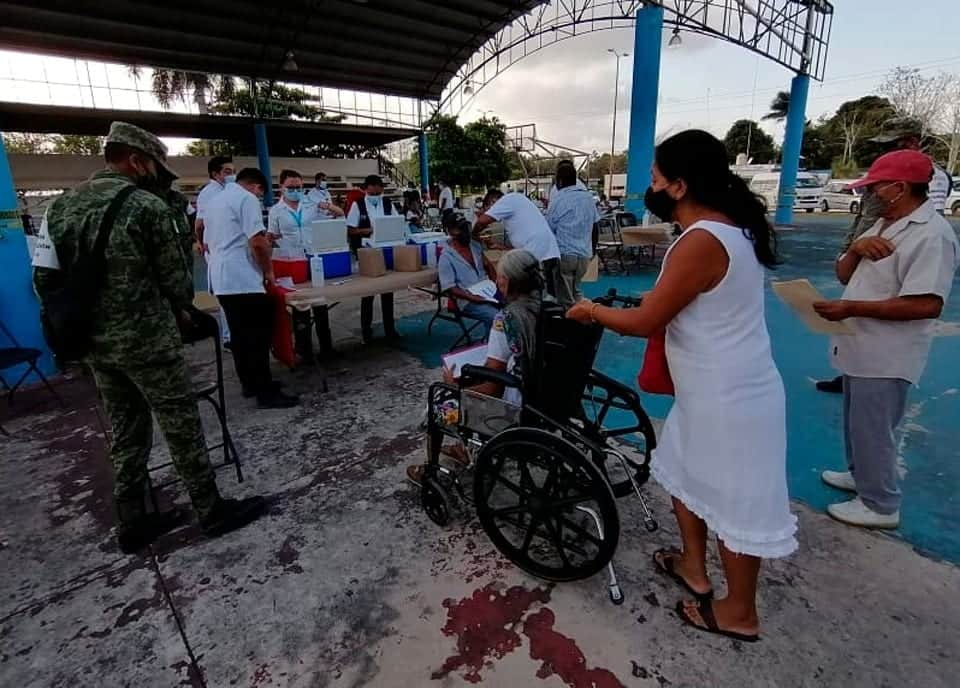 Amplían jornada de vacunación por no contar con suficientes unidades para movilizar adultos mayores