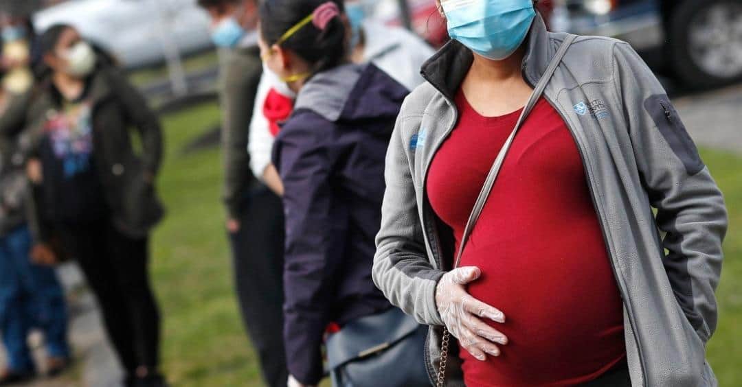 Madres vacunadas contra Covid-19 transmitirían anticuerpos al amamantar