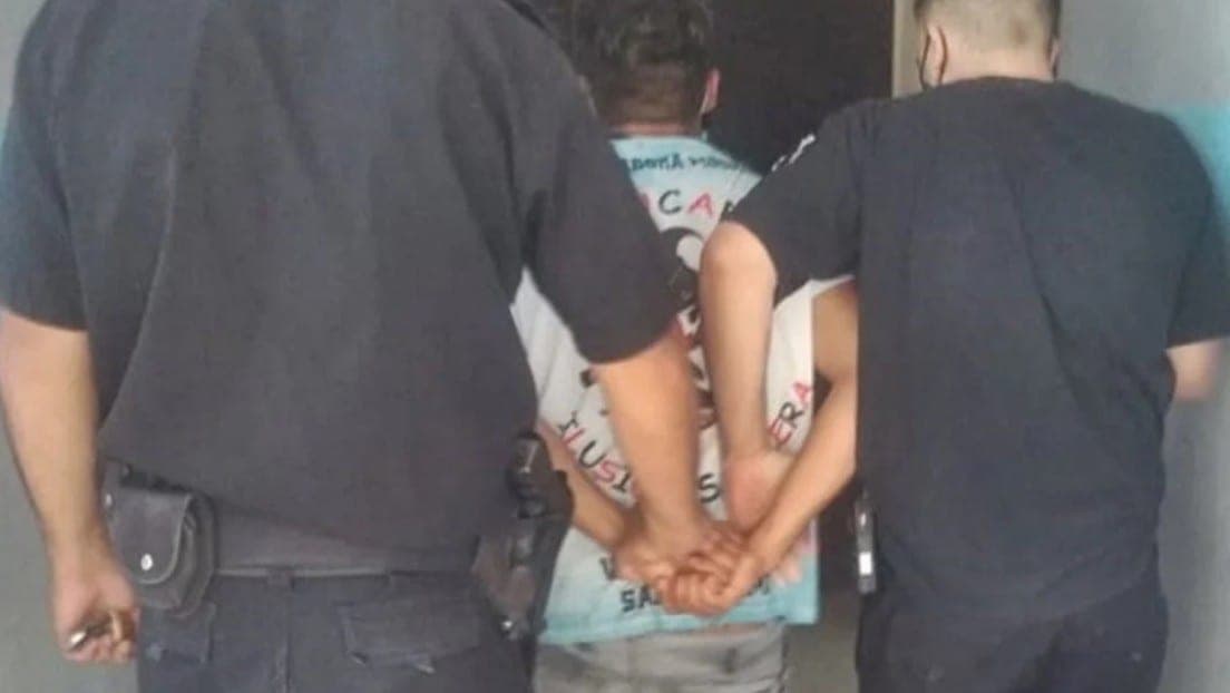 Joven es torturado con agua caliente en una comisaría por golpear salvajemente a menor de 2 años