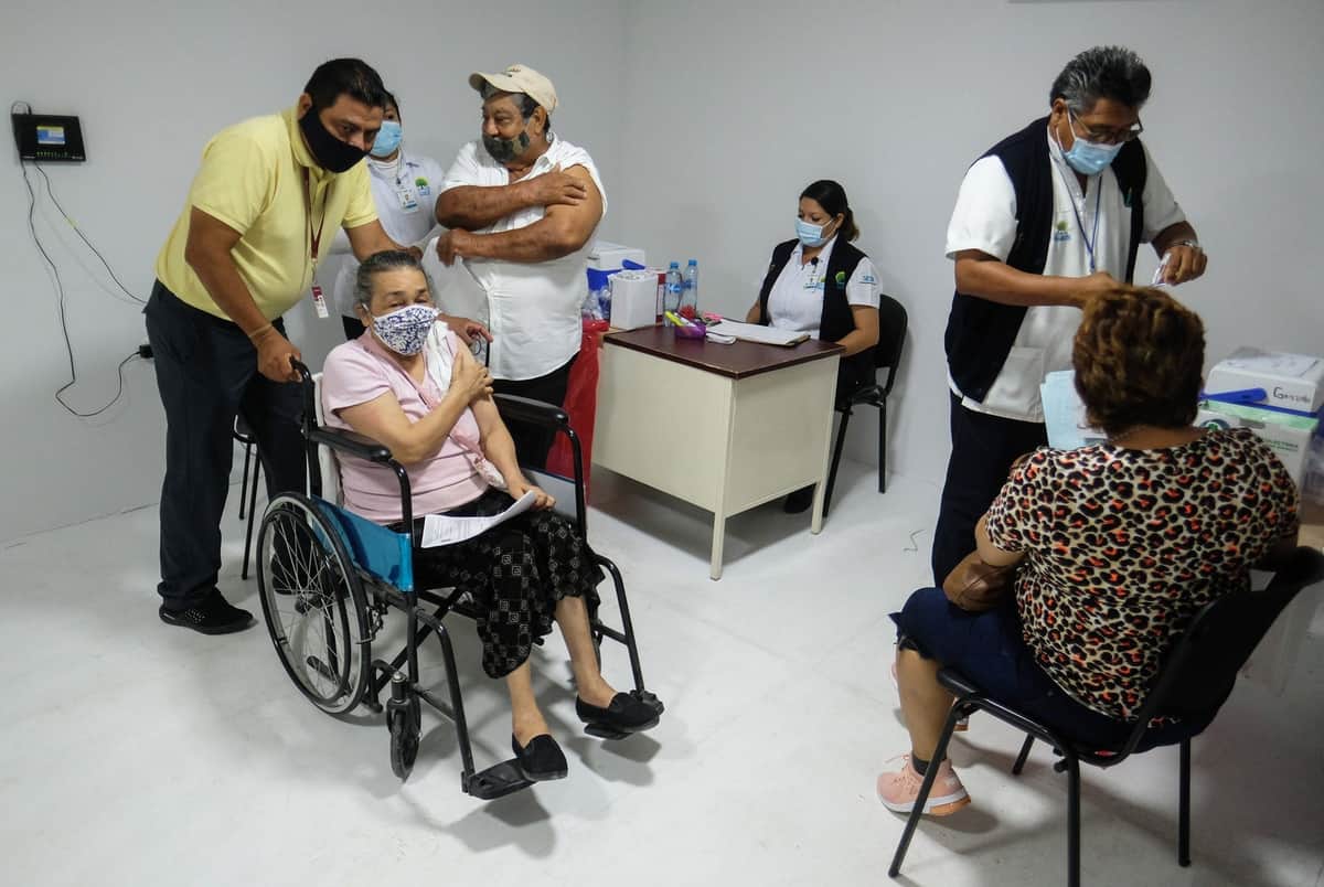 Continúa con éxito la vacunación contra Covid-19 en Cancún