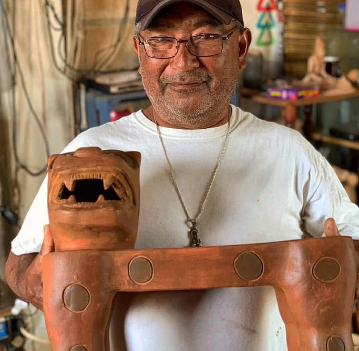 Conoce al maestro que preserva la milenaria técnica de esgrafiado maya del barro