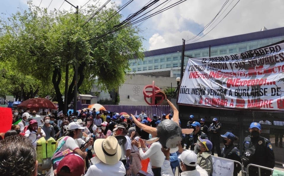 Exigen manifestante al INE regresar candidatura a Félix Salgado