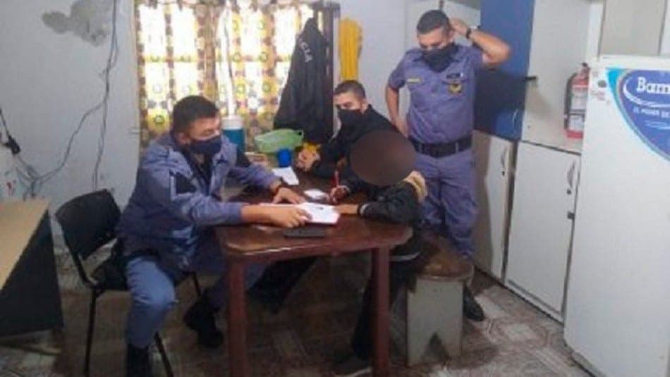 Madre va hasta la policía porque su hijo de 8 años se negaba a hacer la tarea