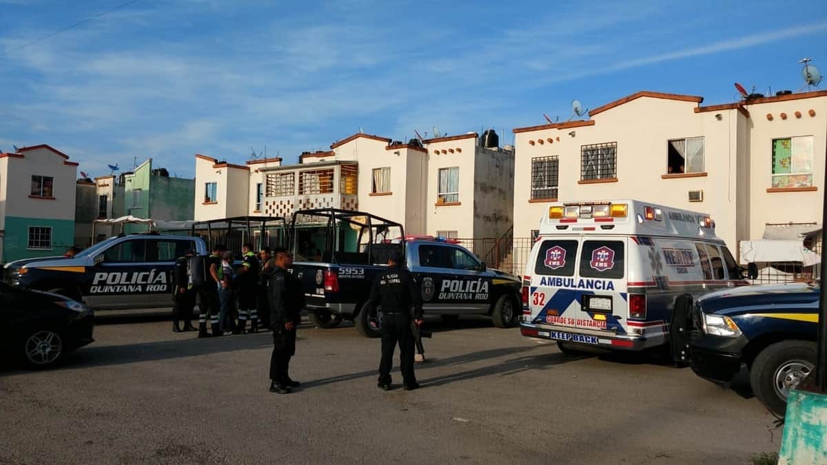 Balean a sujeto en estacionamiento de fraccionamiento en Cancún, recibe disparo en la mano