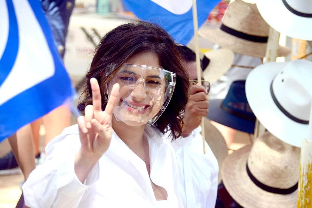 Con libreta en mano para anotar ideas y necesidades de ciudadanos, inició campaña Estefanía Mercado