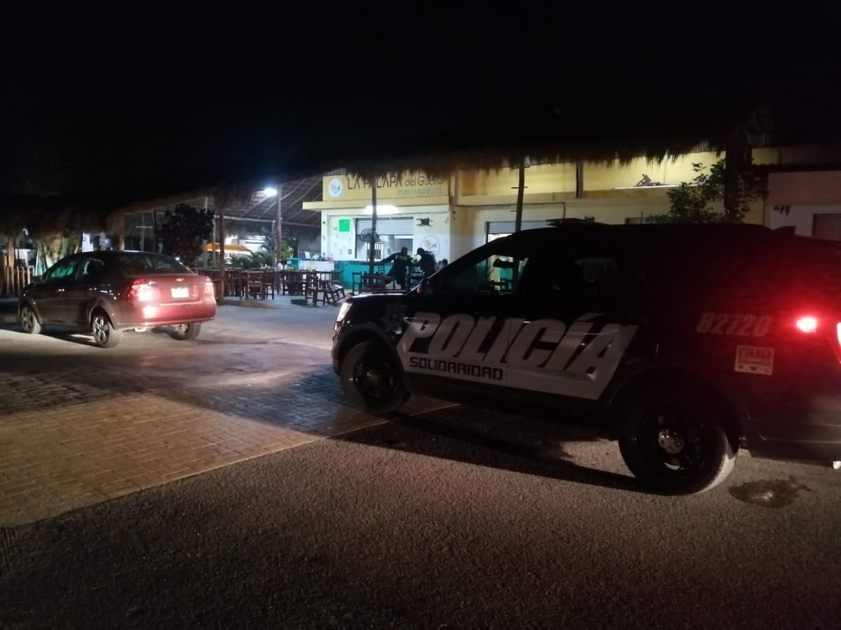 Atacan a balazos a marisquería de Playa del Carmen