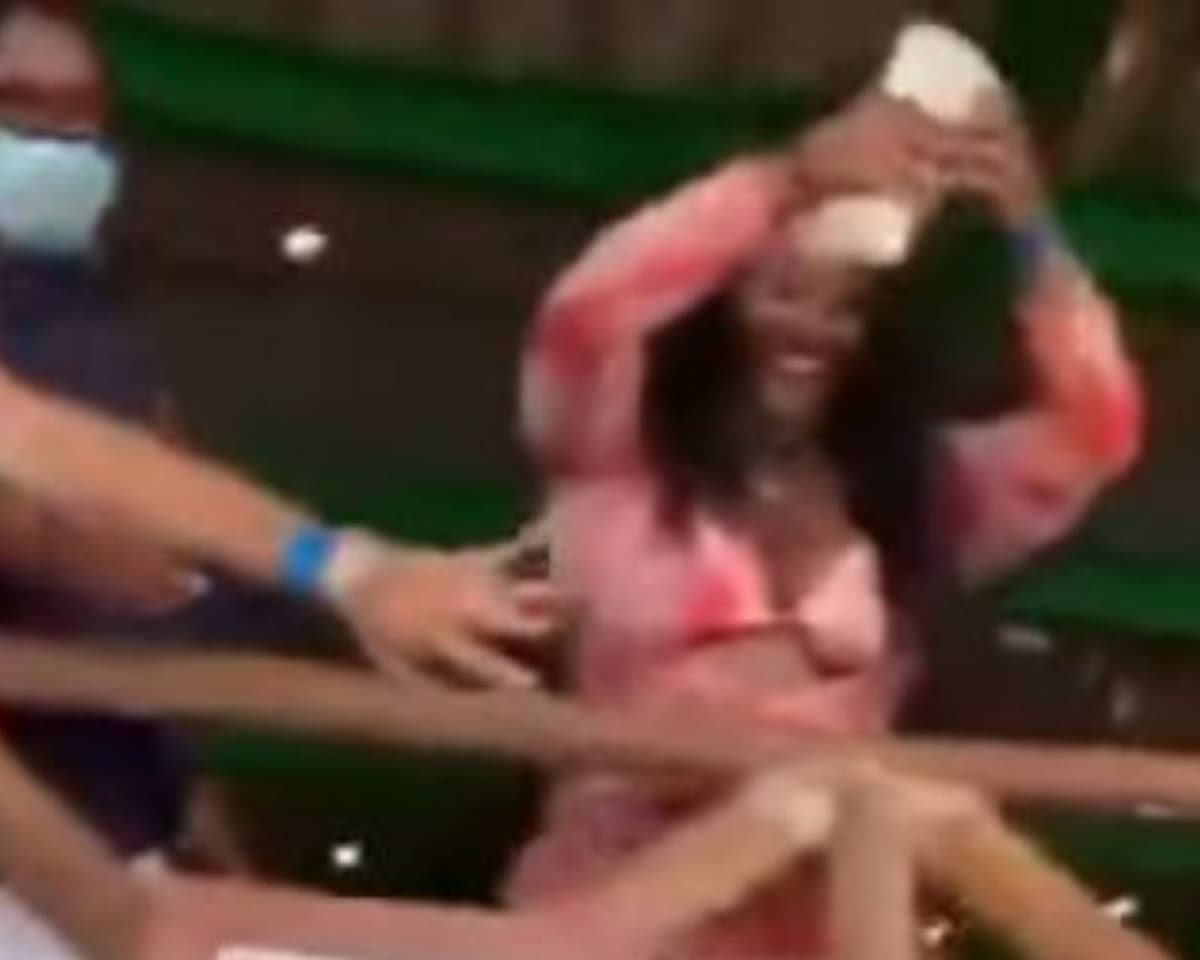 Video: Turistas arrojan dólares en restaurante de Los Cabos y se hacen virales