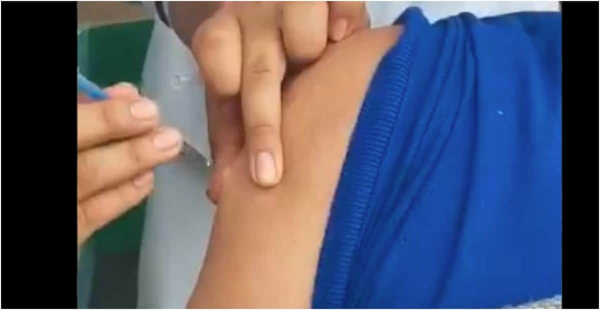 Inyectan con jeringa vacía a adulto mayor en CDMX; retiran a voluntaria de célula de vacunación